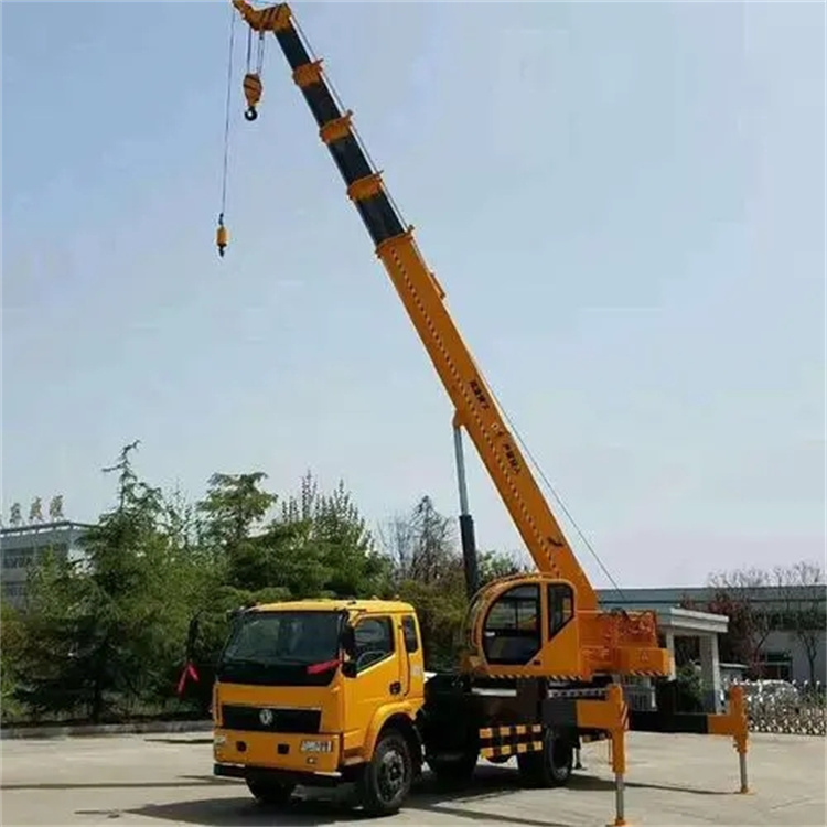 松山湖管委会钢筋笼入孔时,由吊车采用单点起吊